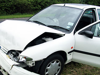 Automóvil después de un accidente con su parte frontal dañada